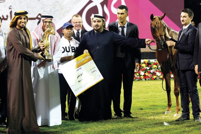 "راشد بن حميد يتوج مربط دبي بفوز \"دي مشاري\" بذهبية المهور  \t  تصوير - عماد علاء الدين"