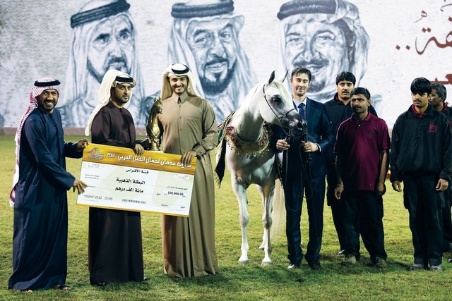 "عبد العزيز بن حميد سلم جائزة \"سلوى الزبير\" لمحمد بن عبد الله آل ثاني\t    البيان"