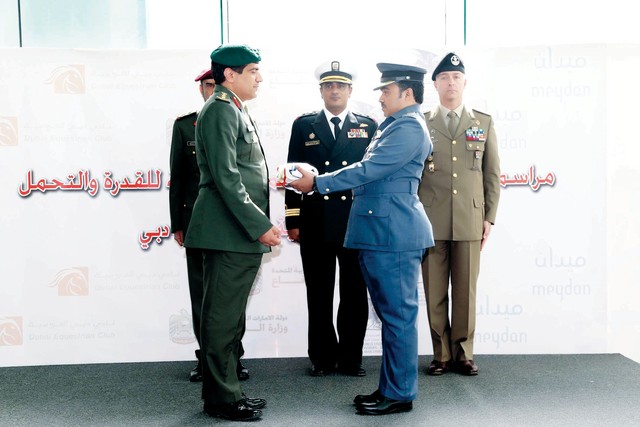 "يعقوب الحمادي يتسلم العلم من البحريني مشاري الحنفي"