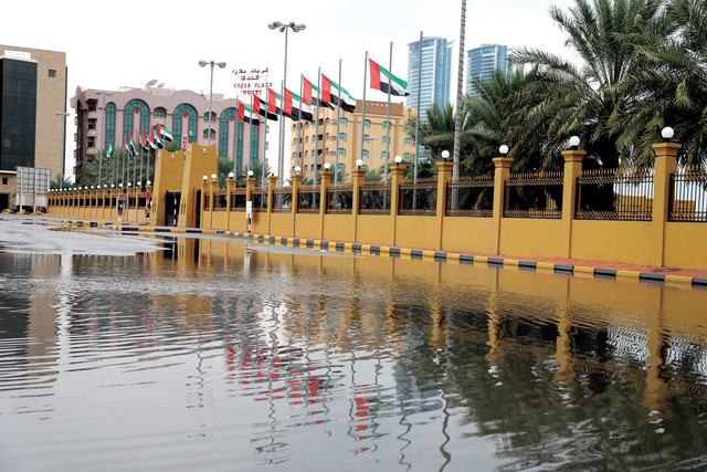 "تجمعات المياه أمام أحد فنادق رأس الخيمة\tتصوير ــ محمد حنيف"