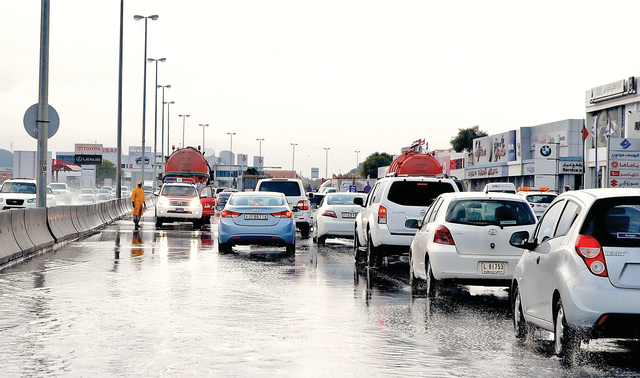 "ازدحام مروري بسبب هطول الأمطار"
