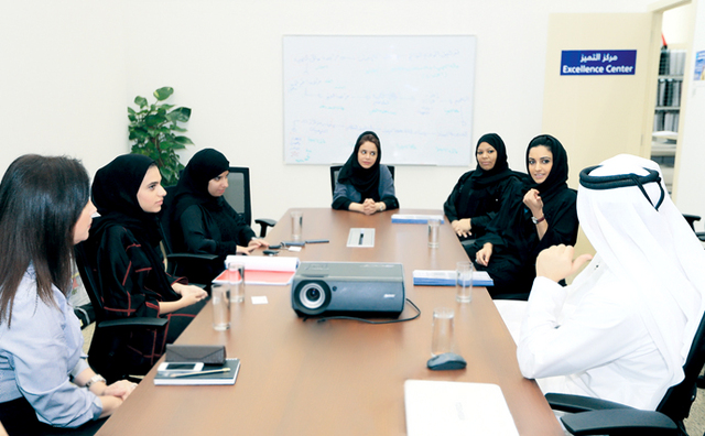 "المتدربون مع أعضاء اللجنة والمشرفين عليهم في مؤسسة دبي لمشاريع الطيران الهندسية \t\tالبيان"