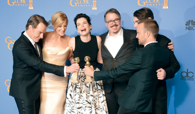 "بيستي براندت تتوسط فريق  \"بريكنغ باد\" وفرحة الفوز بادية عليهم \t\t أ ف ب"