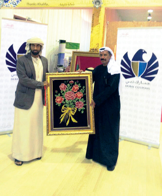 "عبدالرحمن عيسى يسلم خالد راشد الجائزة البيان"
