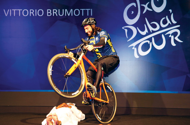 "جانب من حفل استعراض المغامر الإيطالي بروموتي"