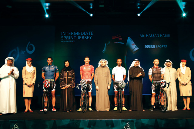 "سعيد حارب يتوسط  ممثلي الشركات الراعية \tالبيان"