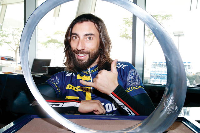 "بروموتي يستعرض كأس طواف دبي"