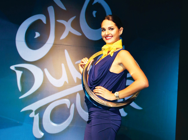 "عارضة تحمل كأس البطولة \tتصوير- خالد نوفل"