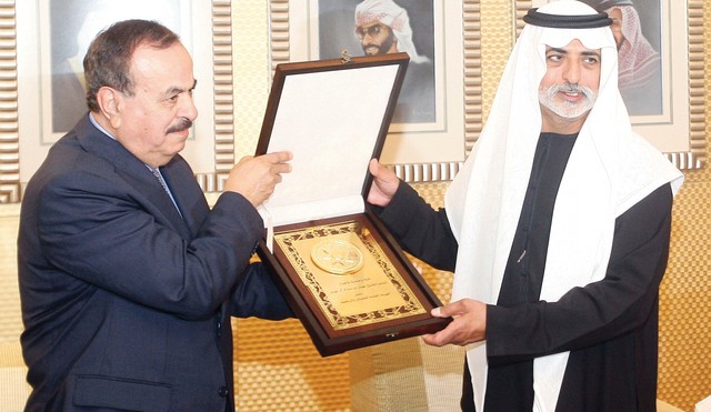 "ويتلقى درعاً تذكارياً من الاتحاد العربي للإعلام الرياضي"