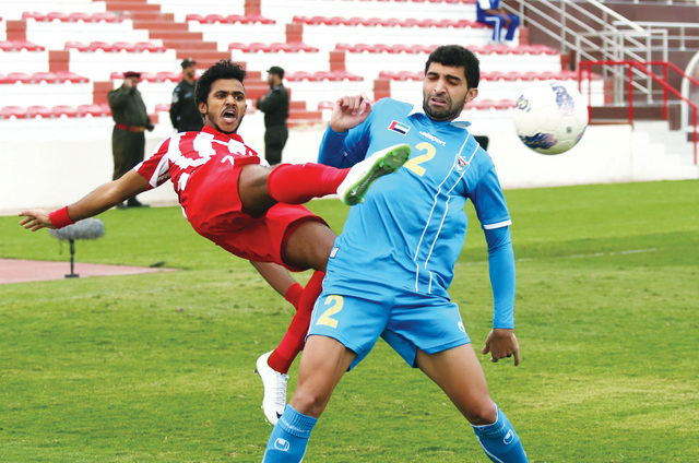 "الأحمر يهزم دبا ويقترب من الصدارة \t تصوير - محمد منور"
