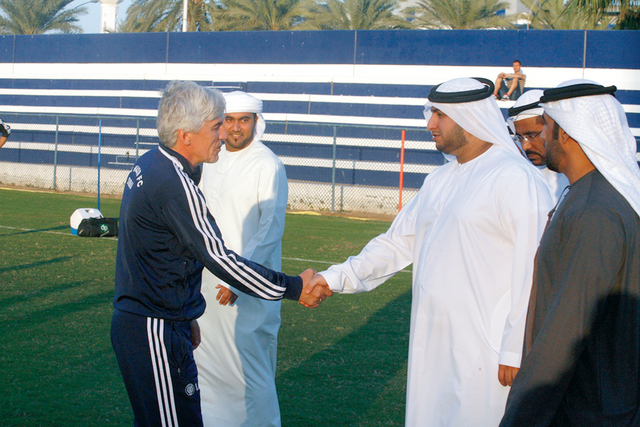"راشد بن حمدان يصافح مدرب النصر"