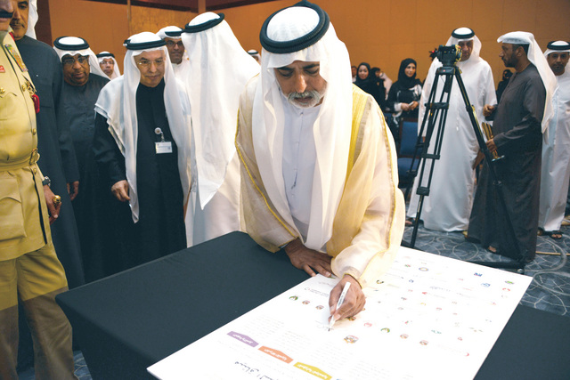 ".. ويوقع مع الشركاء على ميثاق السياسات"