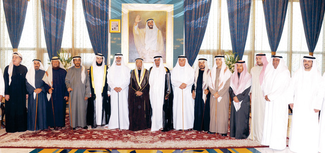 "نهيان بن مبارك والعريس وجانب من كبار الشخصيات"