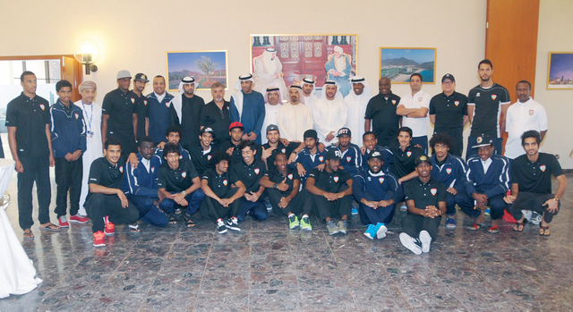 "سفير الإمارات بمسقط يتوسط بعثة المنتخب الأولمبي \t تصوير - هشام تيكنوين"