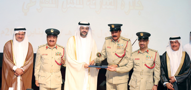 "ولي عهد الشارقة مكرما خميس المزينة بحضور حميد القطامي وعبدالرحمن رفيع وجاسم ميرزا"