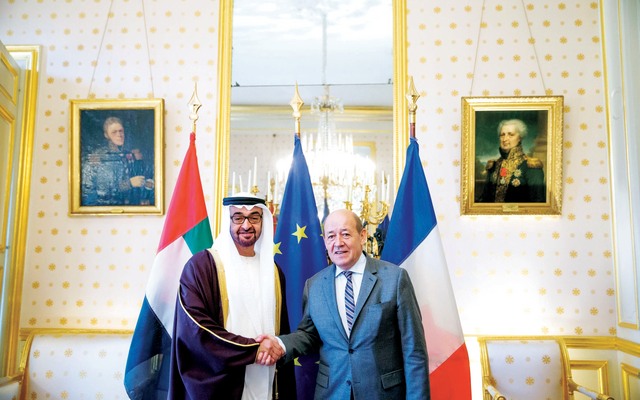 "ولي عهد أبوظبي مصافحا وزير الدفاع الفرنسي"