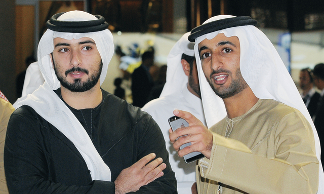 "ماجد بن محمد وراشد بن دلموك خلال متابعتهما السباق\t تصوير- موهان"