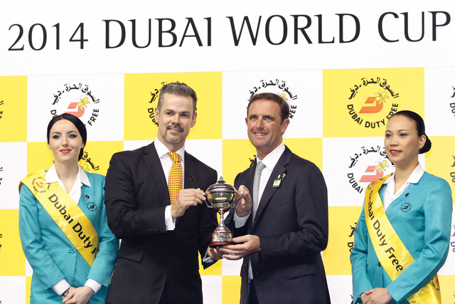 "المدرب شارلز آبلباي خلال تسلمه جائزةفوز \"ويدينغ رينغ \""