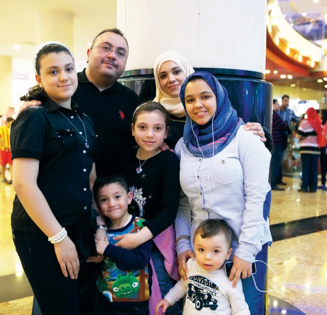 "ماهر زكي وعائلته \tمن المصدر"