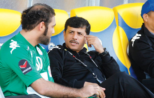"مسفر في حوار مع أحد مساعديه"
