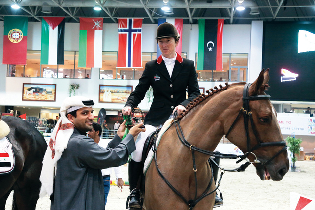 "جانب من تتويج أحد الفائزين   \t تصوير - محمود الخطيب توج الفارس محمد الغزالي من قطر بالمركز الأول، ببطولة شوط مصرف الشارقة الإسلامي لتجميع النقاط مع جوكر وبحواجز إرتفاعها 125 سم ببطولة كأس صاحب السمو حاكم الشارقة الدولية لقفز بالحواجز، على صهوة جوادة شارميز محققاً مجموع نقاط وقدرها 65 نقطة في زمن قدره 51.91 ثانية،  وحل في المركز الثاني أحمد المدهك من الكويت على صهوة تالستا فس بـ 65 نقطة  وزمن 53.66 ثانية، وجاء في المركز الثالث شيرين حور من إيران (65 نقطة  وزمن 54.20 ثانية)."