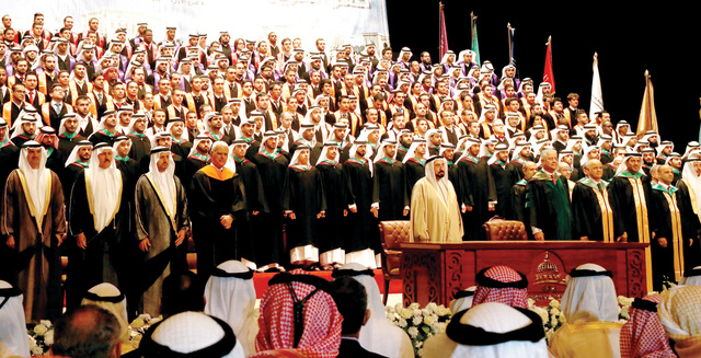 "حاكم الشارقة وعدد من الشيوخ وأهالي الخريجين يقفون للسلام الوطني \t تصوير ــ محمود الخطيب"