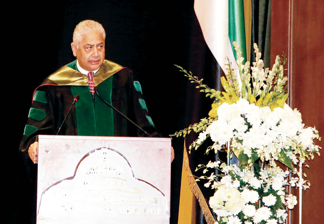 "مدير جامعة الشارقة يلقي كلمته"