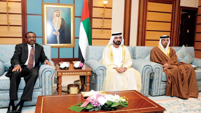 "محمد بن راشد خلال استقباله هيلا ماريم ديسالين بحضور منصور بن زايد \tتصوير ــ سيف محمد ومحمد هشام"