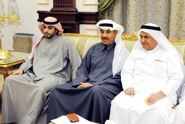 "حسين لوتاه وعدد من الحضور خلال الاجتماع"