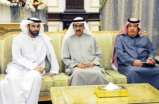"عيسى الميدور وسعيد الكندي وأحد الحضور"