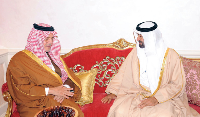 "محمد بن زايد لدى استقباله سعود الفيصل\tوام"