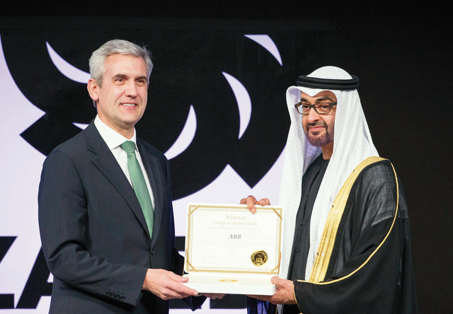 "ولي عهد أبوظبي يسلم الجائزة لأحد الفائزين"