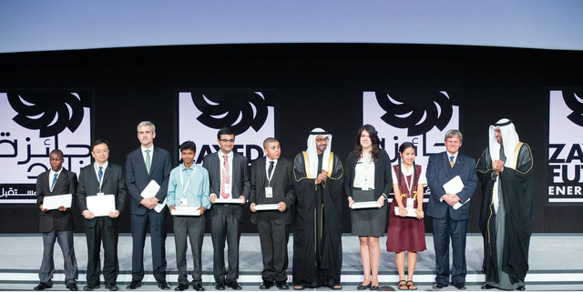 "ولي عهد أبوظبي مع عدد من الفائزين بجائزة زايد لطاقة المستقبل"