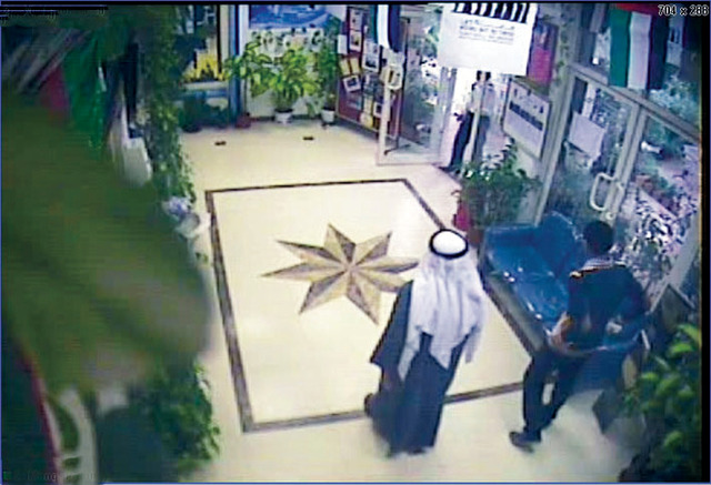 "صور من كاميرات المراقبة توضح ان الطالب خلال تواجده في استقبال الادارة لم يكن مددا على الأرض\tمن المصدر"