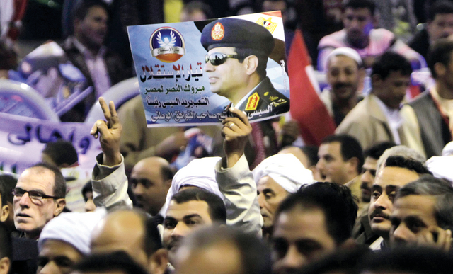 "حشود مصرية تهتف تأييداً للسيسي في القاهرة \t رويترز"