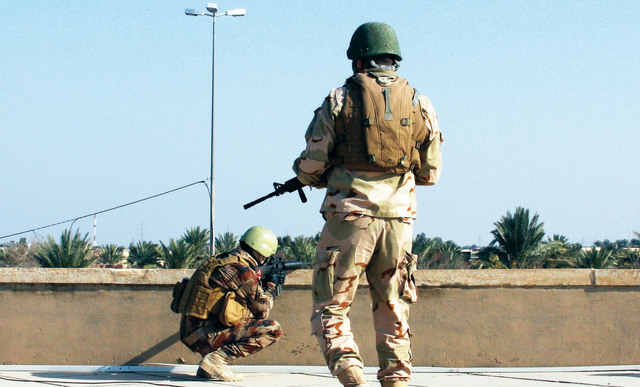 "جنود عراقيون يتخذون مواقع على سطح مقر قيادتهم في الرمادي\tأ.ف.ب"