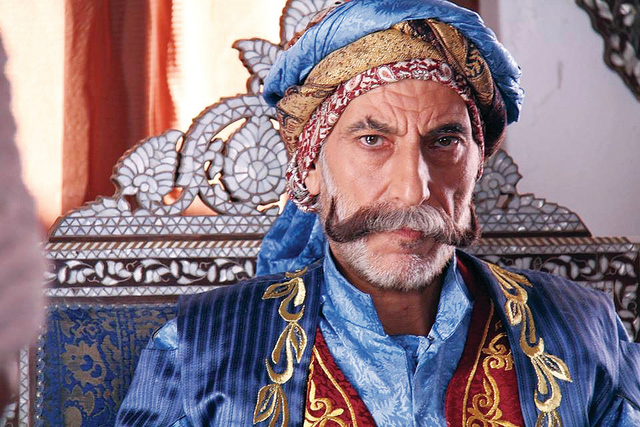 "غسان مسعود في أحد مشاهد \"أبواب الريح\" البيان"