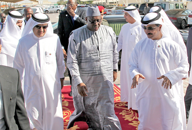 "سلطان بن سليم مستقبلاً رئيس السنغال عند وصوله إلى ميناء جبل علي \t البيان"