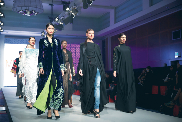 عروض «عباتي» تحظى بإعجاب محبي الأزياء