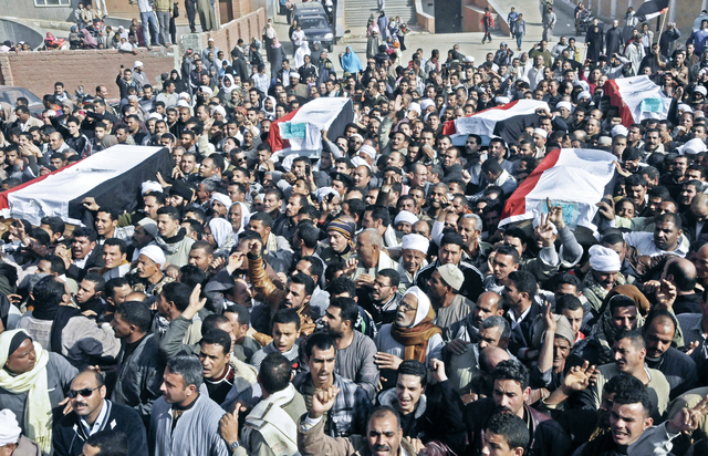 "حشود من المصريين خلال تشييع رجال الشرطة الخمسة في بني سويف\t\t\t\t\t\t \t\t\t أ.ب"