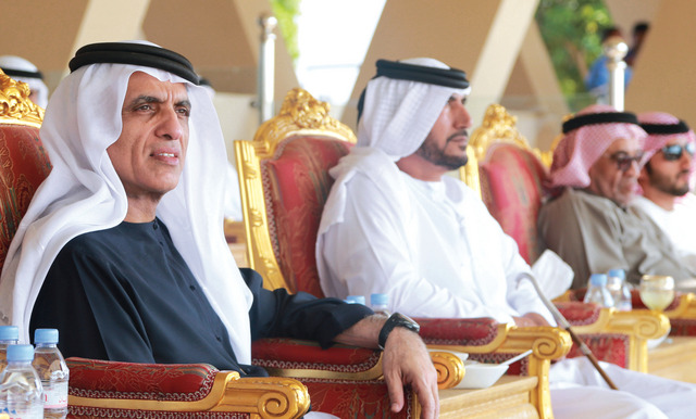 "حاكم رأس الخيمة خلال متابعة السباق\t وام"