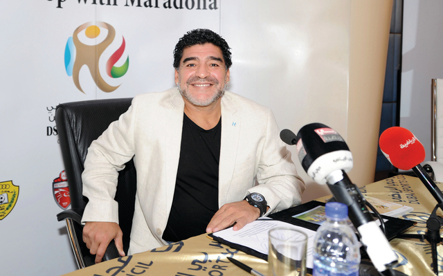 "مارادونا خلال المؤتمر الصحافي"