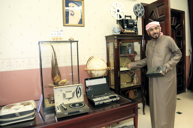 "محمد الكعبي مع بعض مقتنياته تصوير ـ عبدالحنان مصطفى"