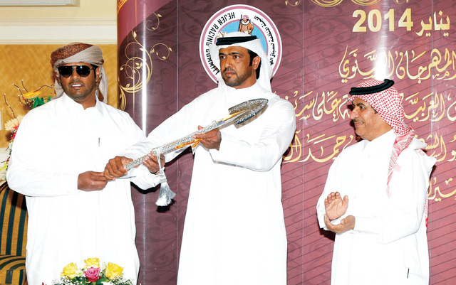 "حمد بن جاسم عقب تتويجه محمد راشد وحمد بن غدير بالشلفة الفضية \t     من المصدر"