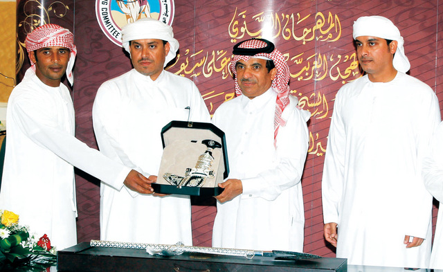 "بن مرخان يتسلم الخنجر الفضي"