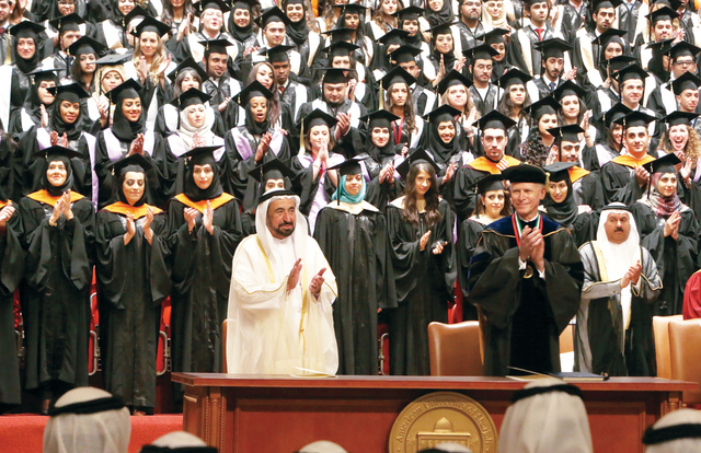 "حاكم الشارقة خلال تخريجه طلبة الجامعة الأميركية في الشارقة \t تصوير: محمود الخطيب"