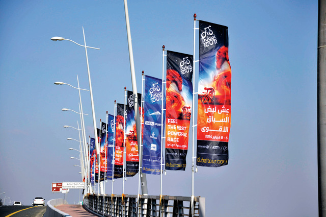 "أعلام الطواف تزين جسر معبر الخليج التجاري"