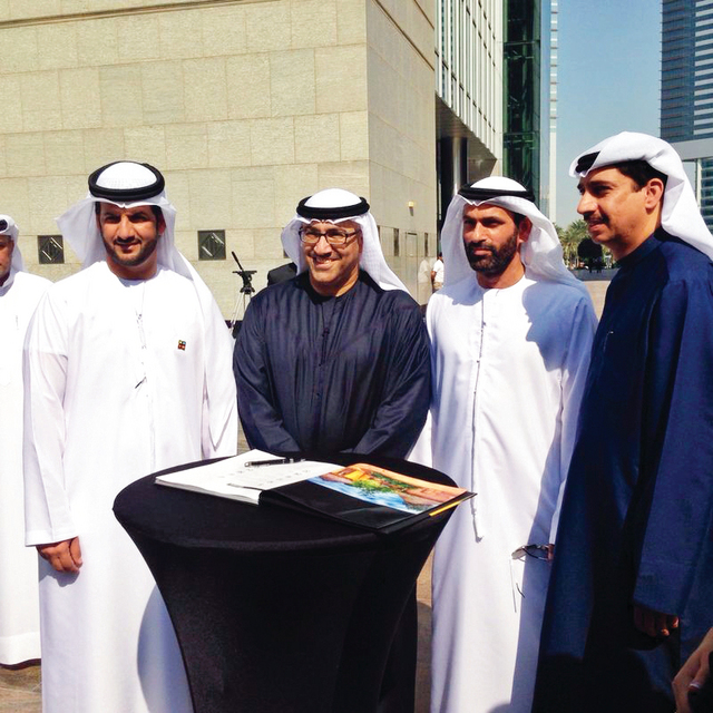 "العويس والميدور وكاظم وبن ثالث عقب التوقيع على النسخة التذكارية من الكتاب"