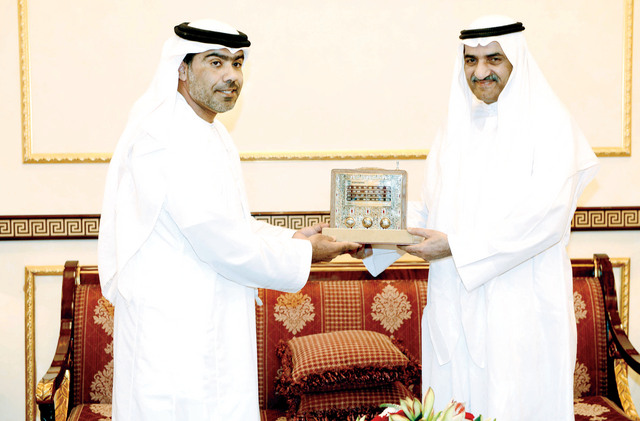 "..ولدى تسلمه اصدارات مجلة درع الوطن\t وام"