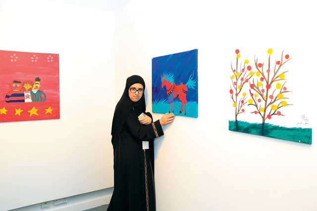 "منيرة المحيش تتحدى التوحد بالفن \t\t تصوير عبد الحنان مصطفى"